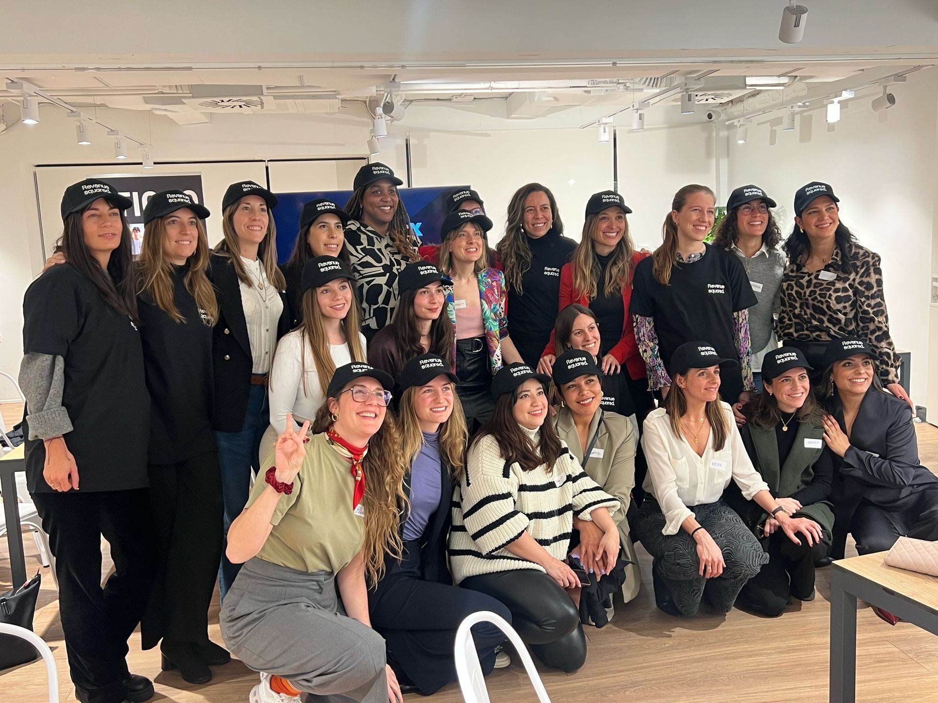 visibilidad de mujeres en ventas B2B  networking para mujeres en SaaS  eventos para mujeres en tecnología y ventas  cómo unirse a Revenue Squared  comunidad hispanohablante de ventas  mujeres líderes en ventas tech  eventos de formación para mujeres vendedoras  empoderamiento femenino en ventas  referencia para acceder a Revenue Squared  cómo entrar en Revenue Squared con referral