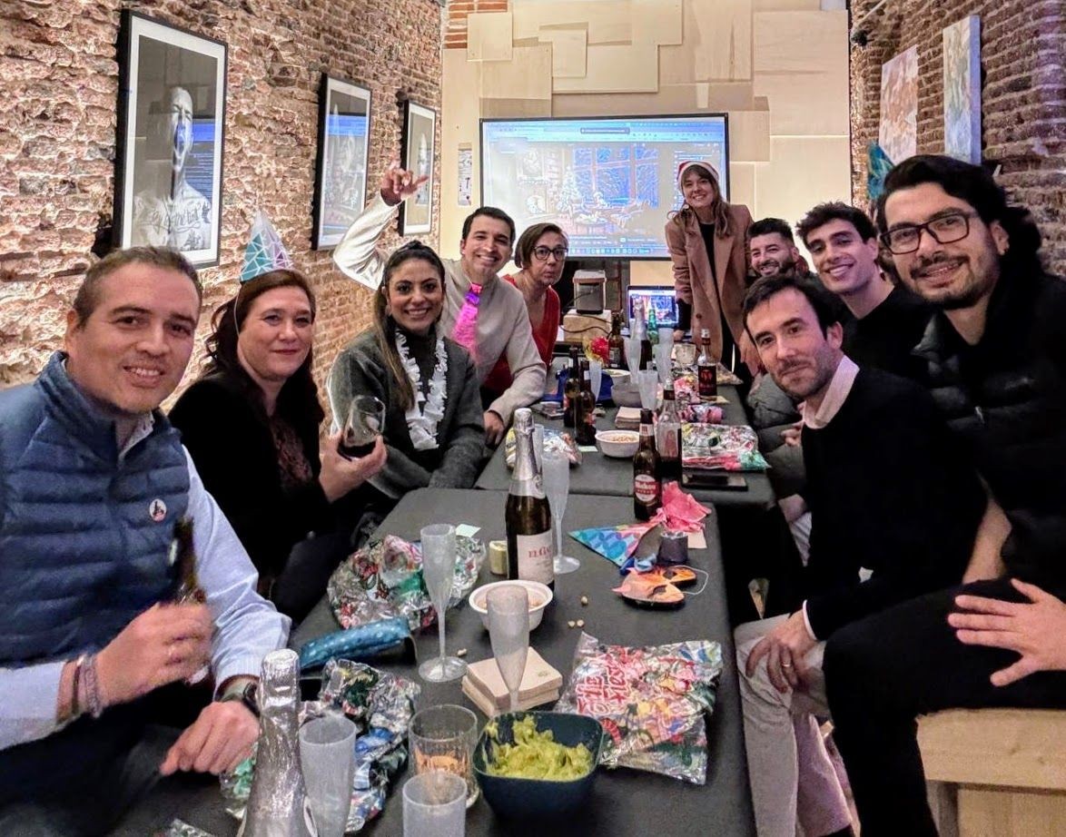 Vendedores divirtiéndose en un evento de ventas en Madrid 